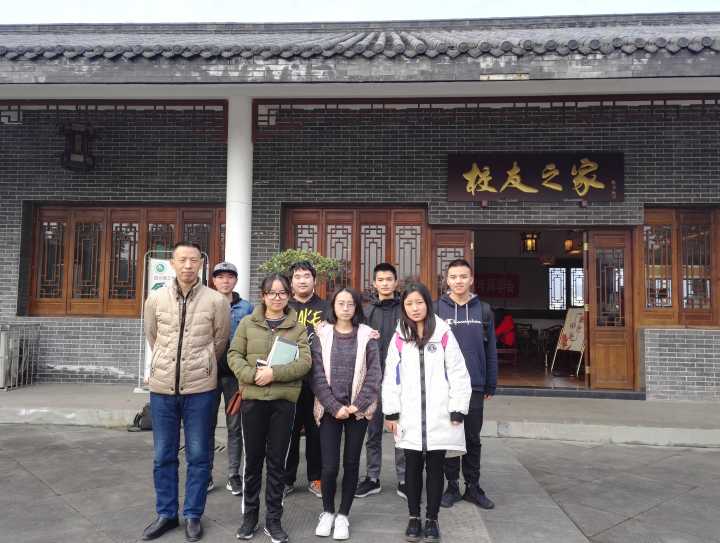 在校友之间前合影留念.jpg