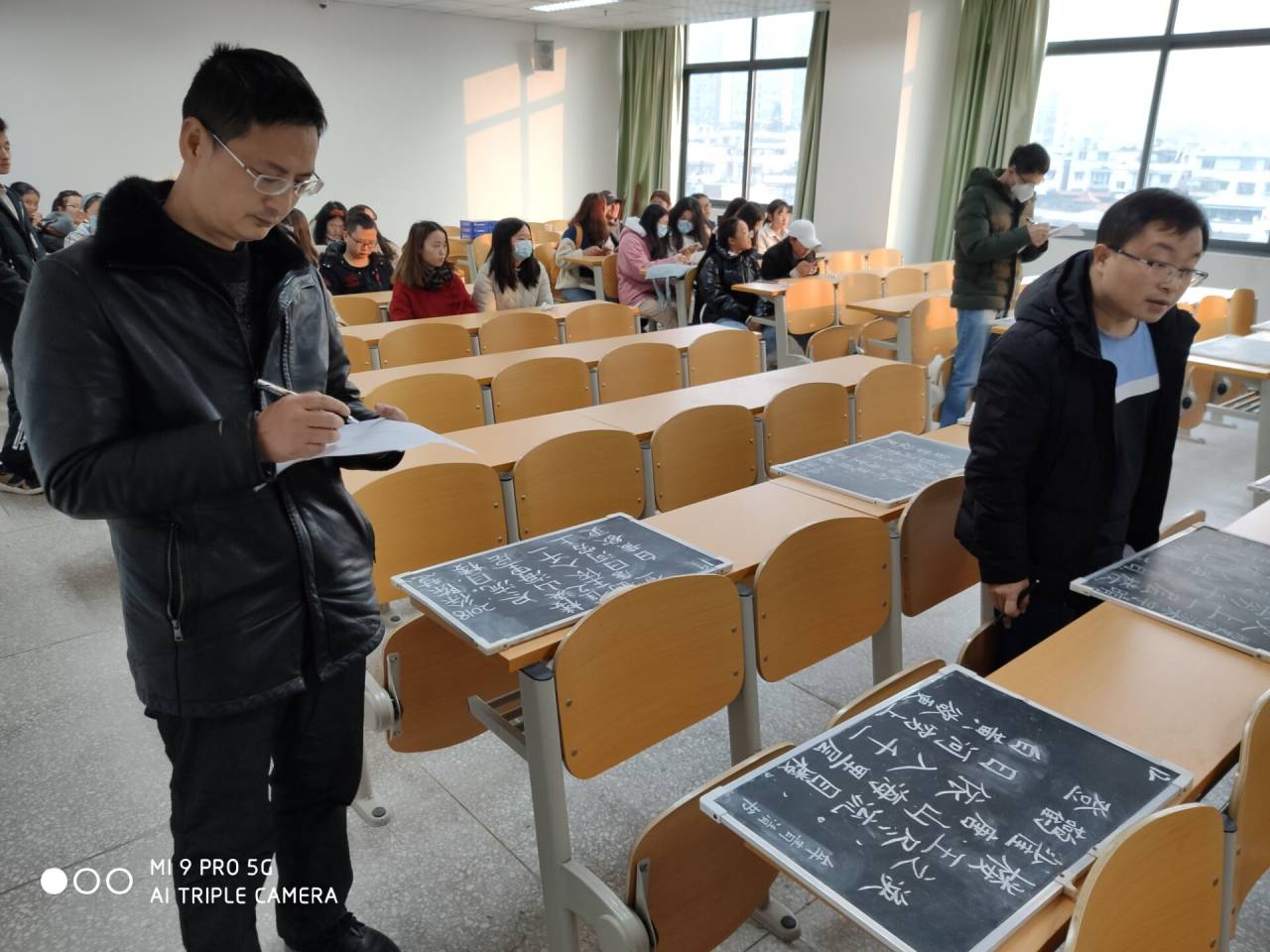 评委认真评分.jpg
